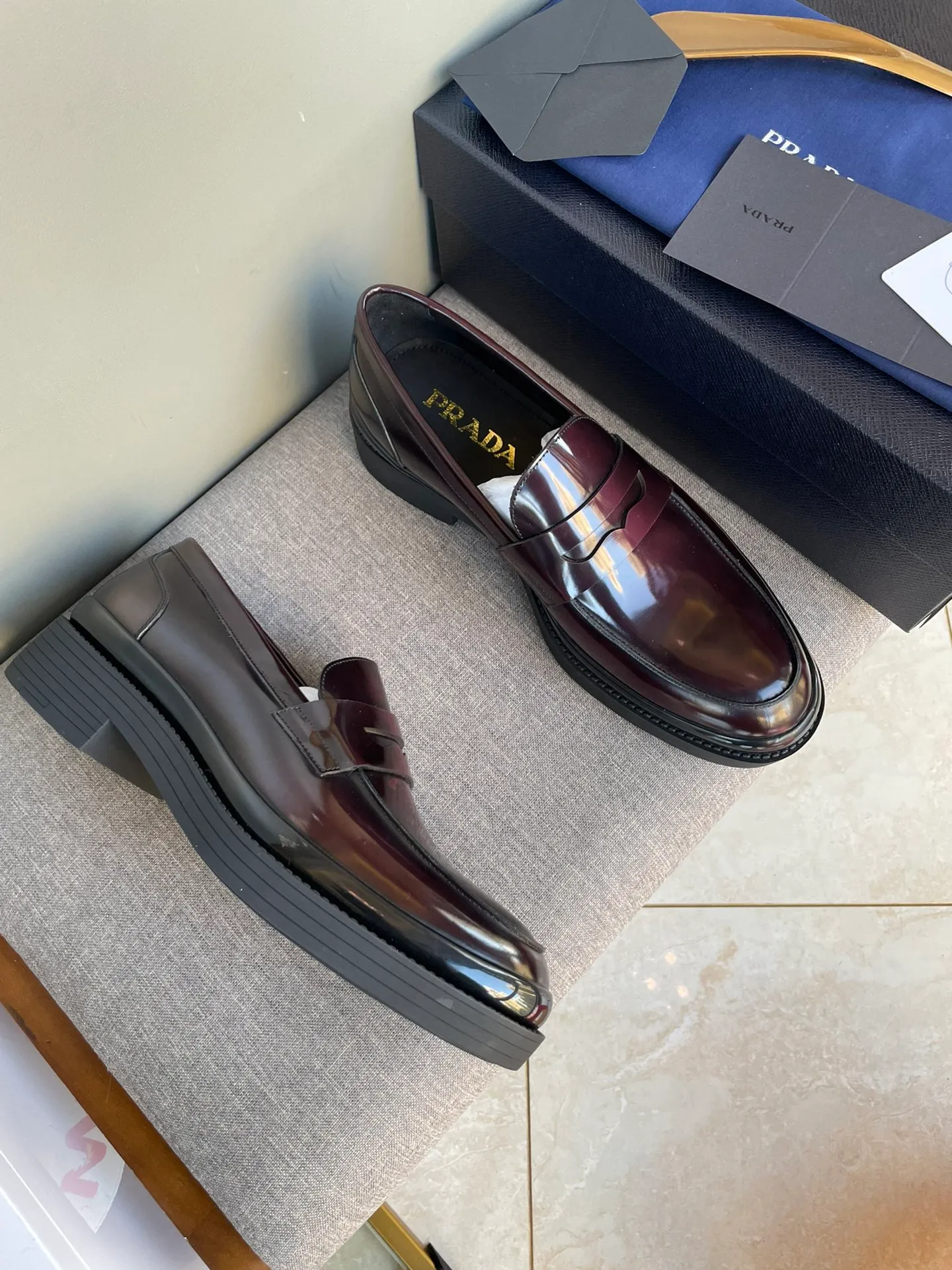 Men's shoes 💰860 💰Best recommendation✨PRADA Prada top purchasing quality imported upper with color-brushed edge beads carved toe design cowhide lining private molded TPU outsole non-slip, wear-resistant and elastic fashionable and versatile burgundy black blue 39-44 in stock (38, 45 customized for replacement, return and exchange)
